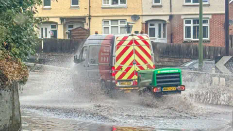 BBC Weather Watchers/StormChaserLiam   一辆车驶过一个大水坑