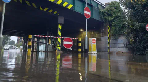 BBC Weather Watchers/Amil808 桥下的洪水