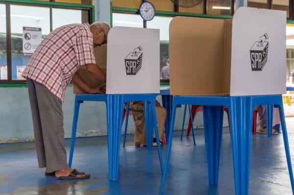 Johor twin by-elections: Voter turnout rises to 24pc for Pulai, 33pc for Simpang Jeram at noon (VIDEO)